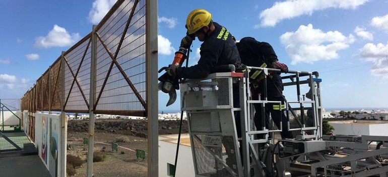 Los bomberos intervienen en el IES de Tías por una valla con riesgo de caer