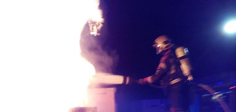 Los bomberos apagan el incendio de una bandeja llena de enseres en Arrecife