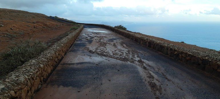 La lluvia obliga a cerrar temporalmente la carretera del Mirador del Río
