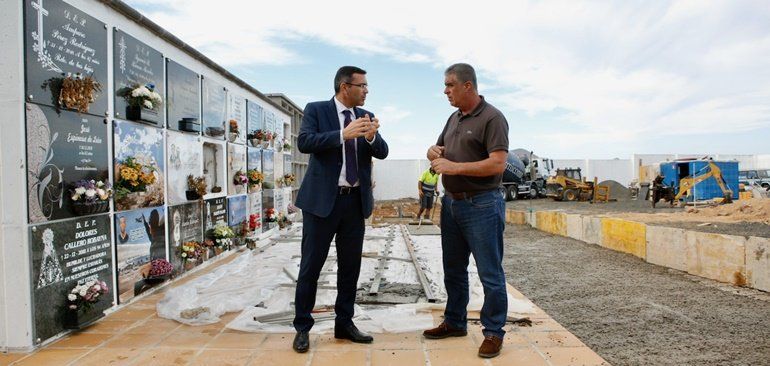 Teguise construye nuevos nichos y columbarios en el Cementerio Municipal de La Villa