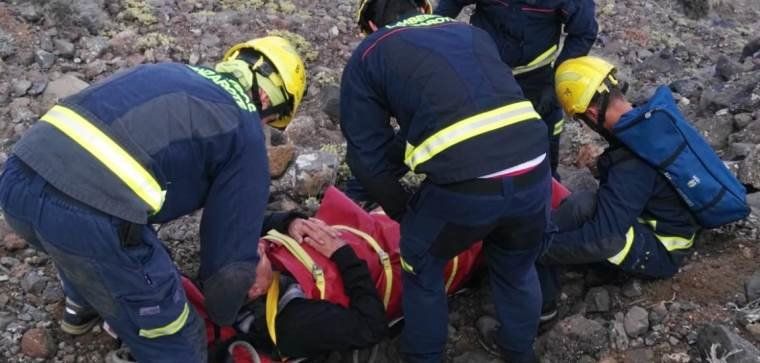 Rescatado un parapentista accidentado en la playa de la Cantería en Órzola