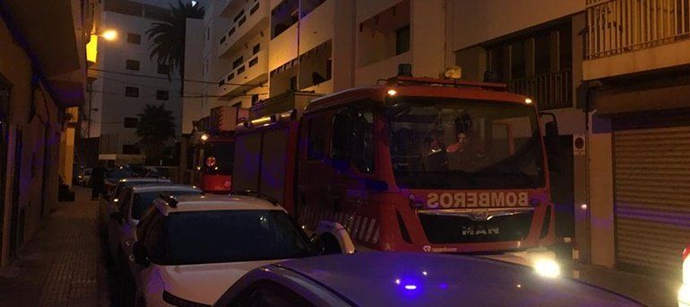 Evacuadas 19 personas por un incendio en un edificio de viviendas de Arrecife