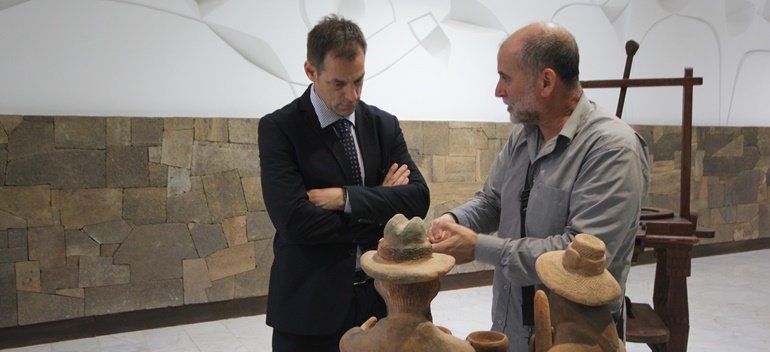 El aeropuerto expone las cerámicas de Juan Brito con motivo de su centenario