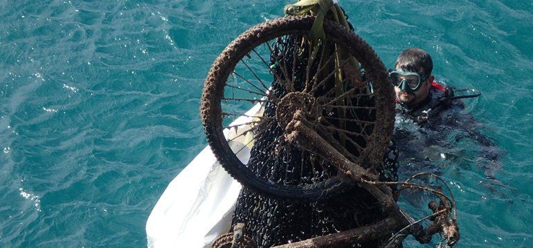 Retiran 220 kilos de residuos de los fondos marinos de Caleta de Sebo