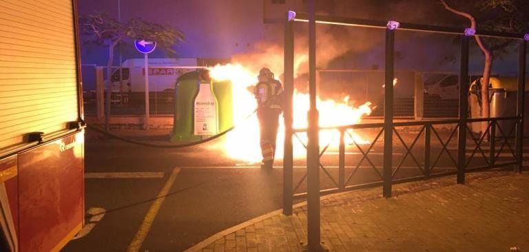 Los bomberos sofocan incendios en una casa abandonada y en varios contenedores de Arrecife