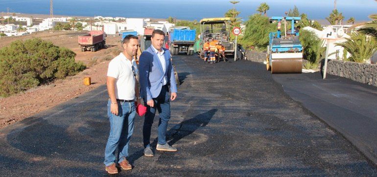 El Ayuntamiento adjudica por 1,3 millones de euros el asfaltado de 14 calles de Uga y Yaiza