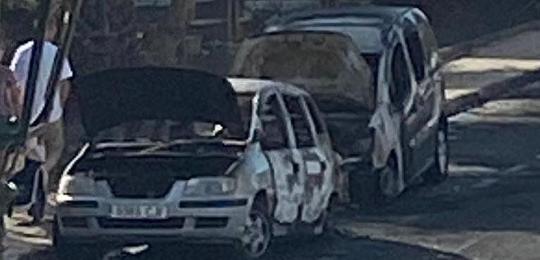 Arde un coche y afecta a otros dos vehículos en Costa Teguise