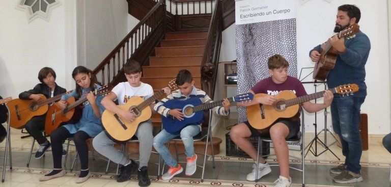 Los alumnos de la escuela de música Toñín Corujo ofrece su tradicional concierto de Navidad