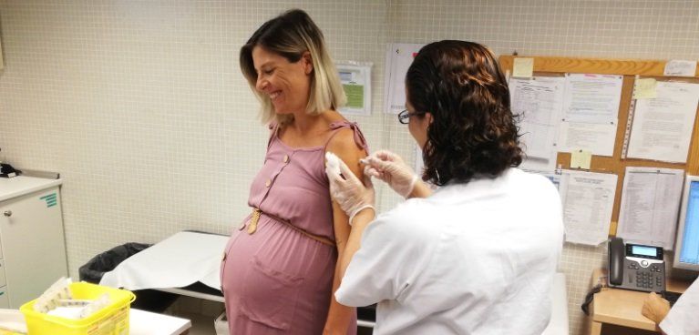 Sanidad envía 100.000 sms a los grupos de riesgo para recordarles la necesidad de vacunarse contra la gripe