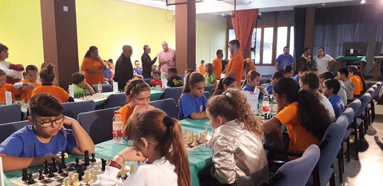 Medio centenar de niños ajedrecistas abarrotan La Democracia
