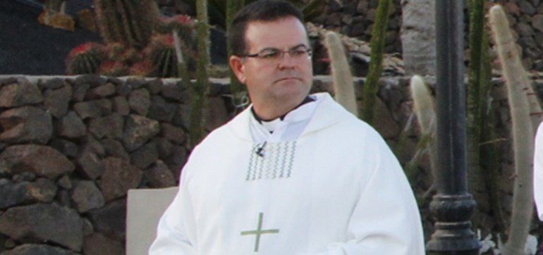 El ex párroco de Yaiza, investigado por un delito de falsedad en la entrega de las becas que legó Luis Ramírez