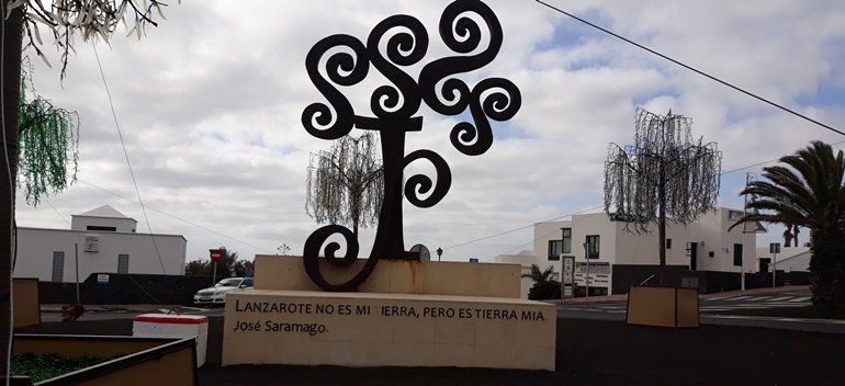 Un ciudadano crítica que no se sustituya una letra caída de la escultura en honor a José Saramago