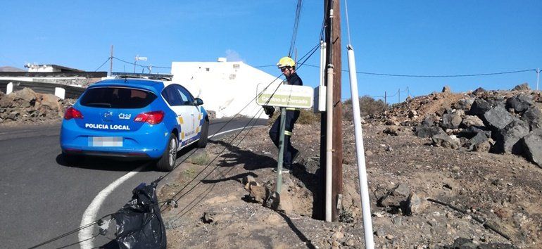Los bomberos intervienen por la caída de un cable telefónico sobre la calzada en Tías