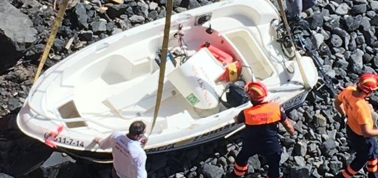 Rescatadas dos personas que habían caído al mar tras volcar la embarcación en la que viajaban en Playa Blanca