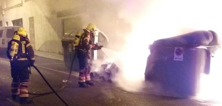Arden de madrugada otros dos contenedores en Arrecife