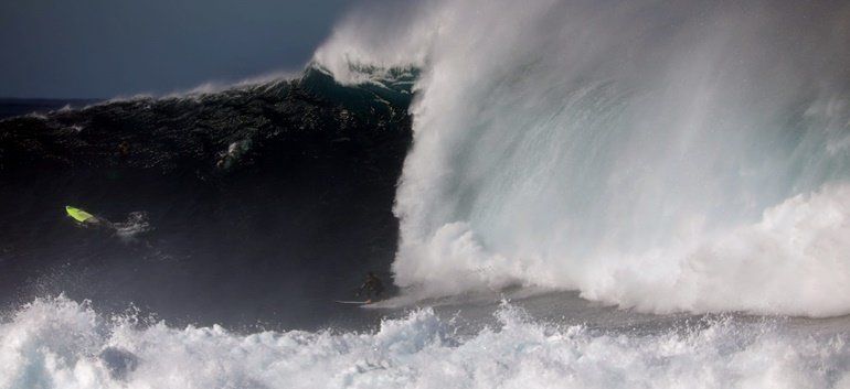 El surfista Manuel Lezcano desafía "enormes olas con tubo" en La Santa