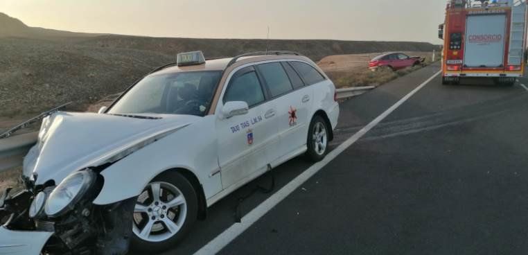 Un taxista en estado crítico en una colisión frontal de dos vehículos en Playa Blanca
