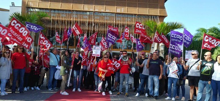 CCOO celebra su "marcha por el empleo y la negociación colectiva" ante dos hoteles de Playa Blanca