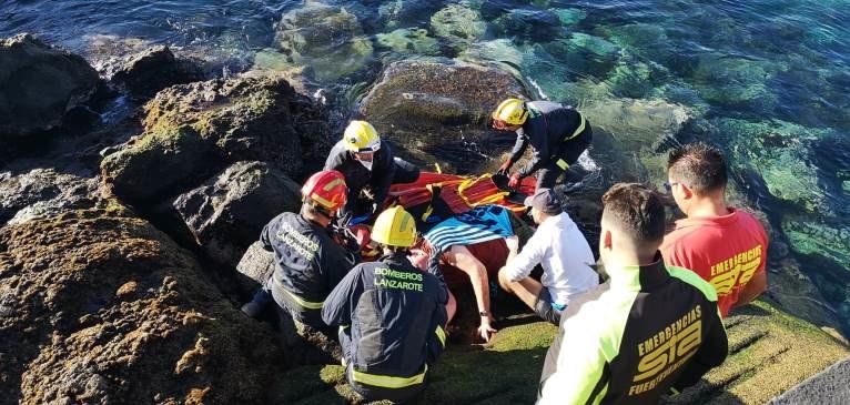 Rescatan a un hombre de 79 años tras sufrir una caída en la escollera de Muelle Chico