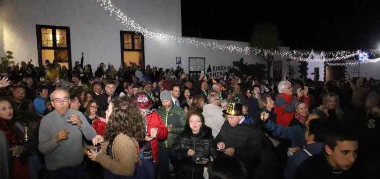 Teguise da la bienvenida al 2020 con cotillón, uvas y mucha fiesta