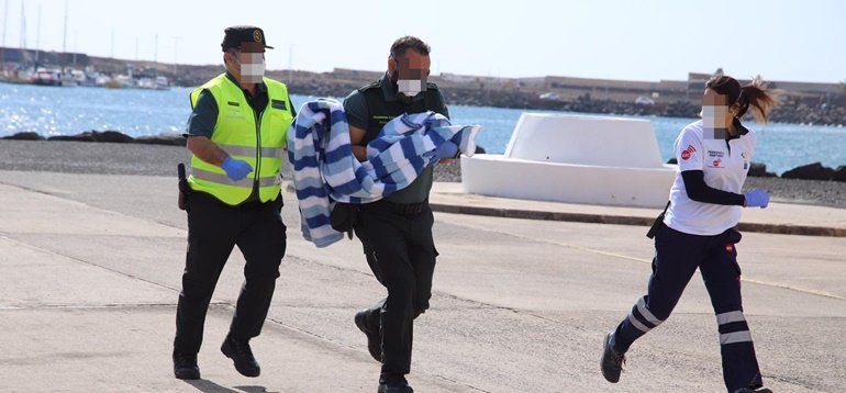 La patera con una mujer que dio a luz en plena travesía ya ha sido trasladada a Puerto Naos