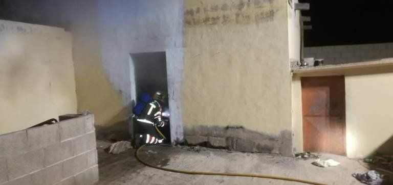 Los bomberos apagan el incendio de un barracón en Playa Blanca