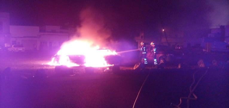 Arden por completo dos vehículos en la calle Ramón y Cajal de Arrecife