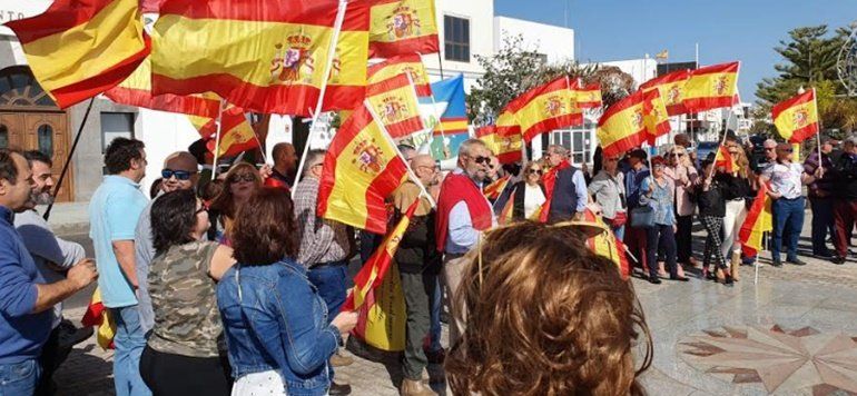 Vox Lanzarote se suma a las manifestaciones contra el Gobierno de Sánchez al grito de "España existe"