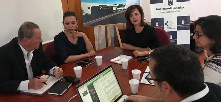 Teresa Cruz se reúne con el Cabildo y los ayuntamientos para conocer las necesidades sanitarias de Lanzarote