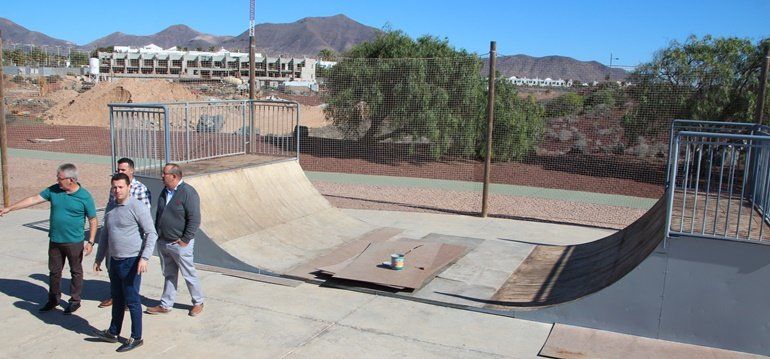 El Ayuntamiento acondiciona el parque skate de Playa Blanca