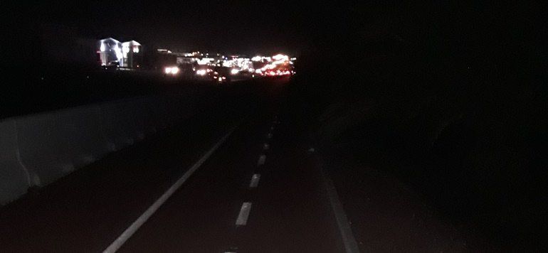 Denuncia la "falta de iluminación" en el carril bici entre Playa Honda y el aeropuerto: "Es un peligro"