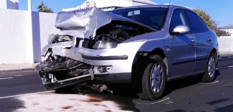 Un conductor choca su coche contra otro que estaba aparcado en Puerto del Carmen