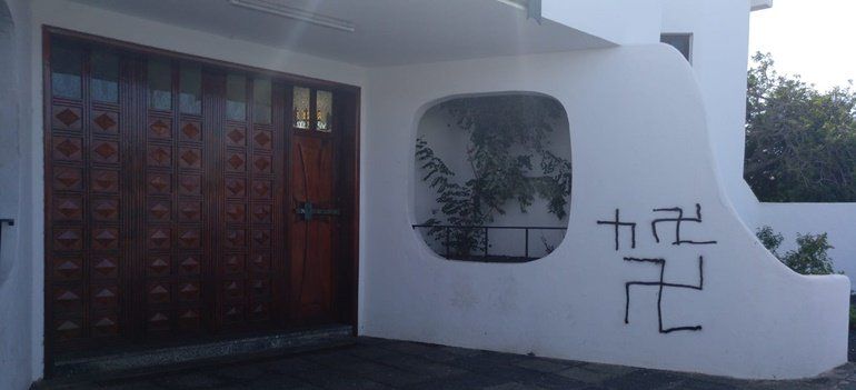 Denuncian la aparición de pintadas "vandálicas" en la Iglesia de Titerroy