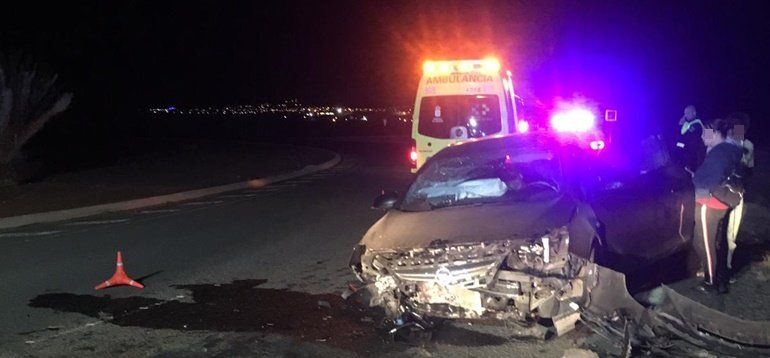 Dos heridos tras salirse de la carretera con su coche en Playa Blanca