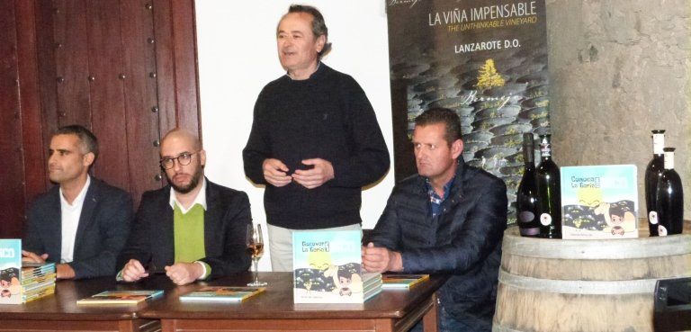 El escritor Ismael Lozano presentó su libro "Conoce la Geria con Nico" en la bodega Los Bermejos