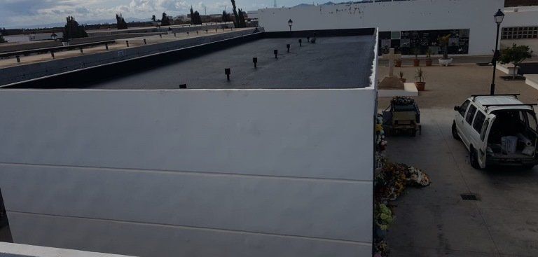 El Ayuntamiento impermeabiliza la cubierta de los nichos en el Cementerio de Arrecife