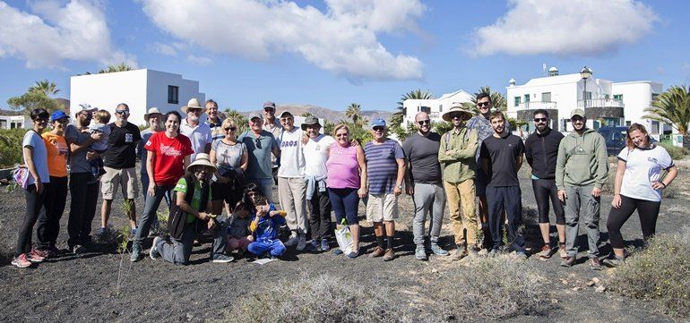 Más de 20 voluntarios acondicionan con plantas autóctonas un solar público del Charco del Palo