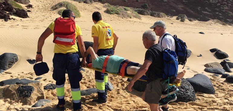 Asisten a un hombre herido en la Playa de Las Conchas de La Graciosa
