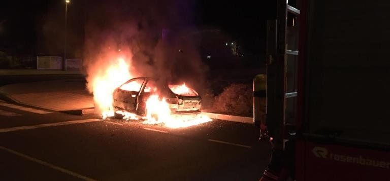 Arde de madrugada un coche en Maneje