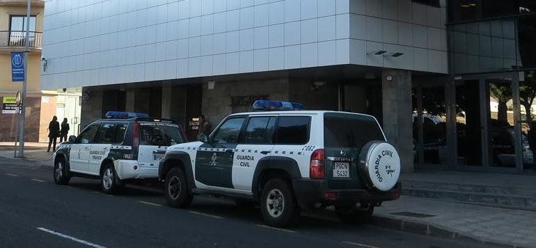 Vehículos de la Guardia Civil, a las puertas de los Juzgados de Arrecife