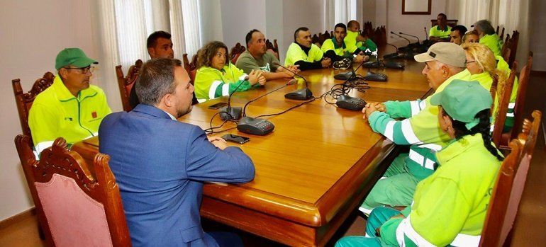 Los extrabajadores de Márgenes Lanzarote desmienten a CC: "No es verdad que estemos parados en una nave y sin cobrar"