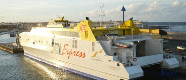 Tres heridas al chocar un barco de Fred Olsen contra el muelle de Playa Blanca