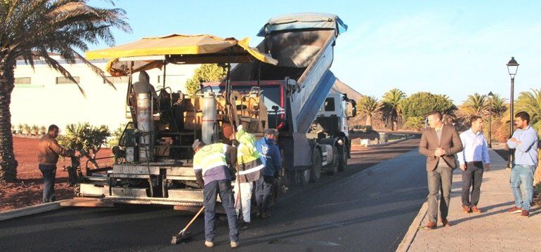 El Ayuntamiento ejecuta obras de asfaltado en Uga