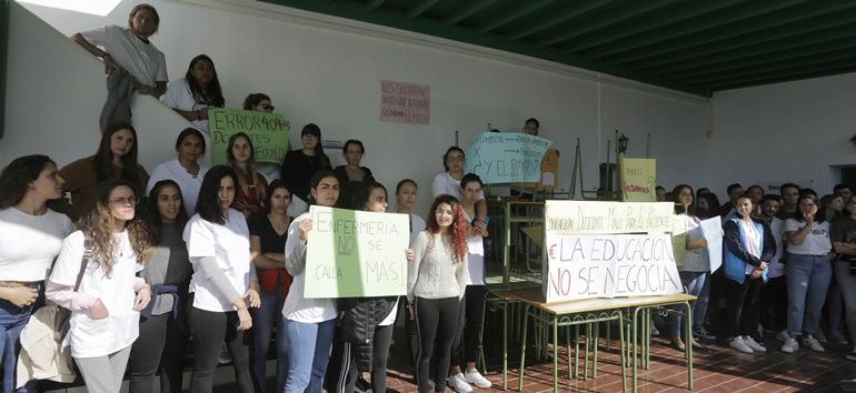 Alumnos de la Escuela de Enfermería protestan por la falta de profesorado: "Estamos desesperados"