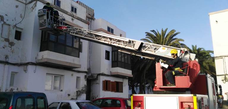 Los bomberos intervienen por una caída de cascotes de una vivienda de Arrecife