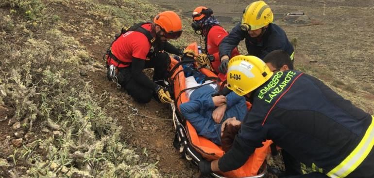 El helicóptero del GES rescata a una senderista herida tras caerse en el Volcán de la Corona