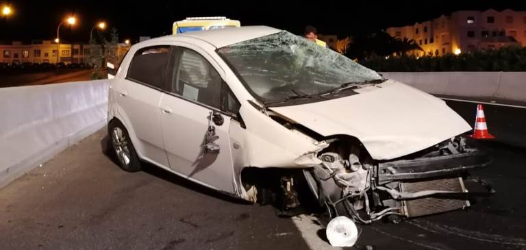 Herida una joven de 24 años tras chocar con su coche contra la barrera de protección de la Circunvalación