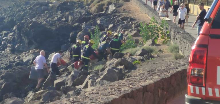 Los bomberos rescatan a un turista que había caído en las rocas en Playa El Jablillo