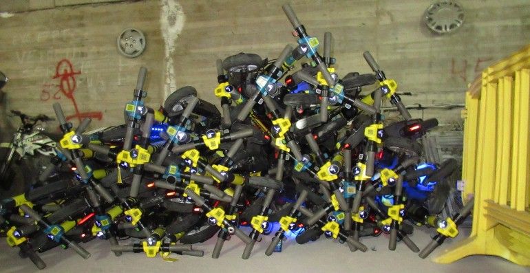 La Policía Local incauta 50 patinetes eléctricos de alquiler de las principales vías de Costa Teguise