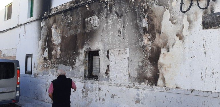 Exigen el arreglo de la vivienda que se vio afectada por la quema de un contenedor en Titerroy